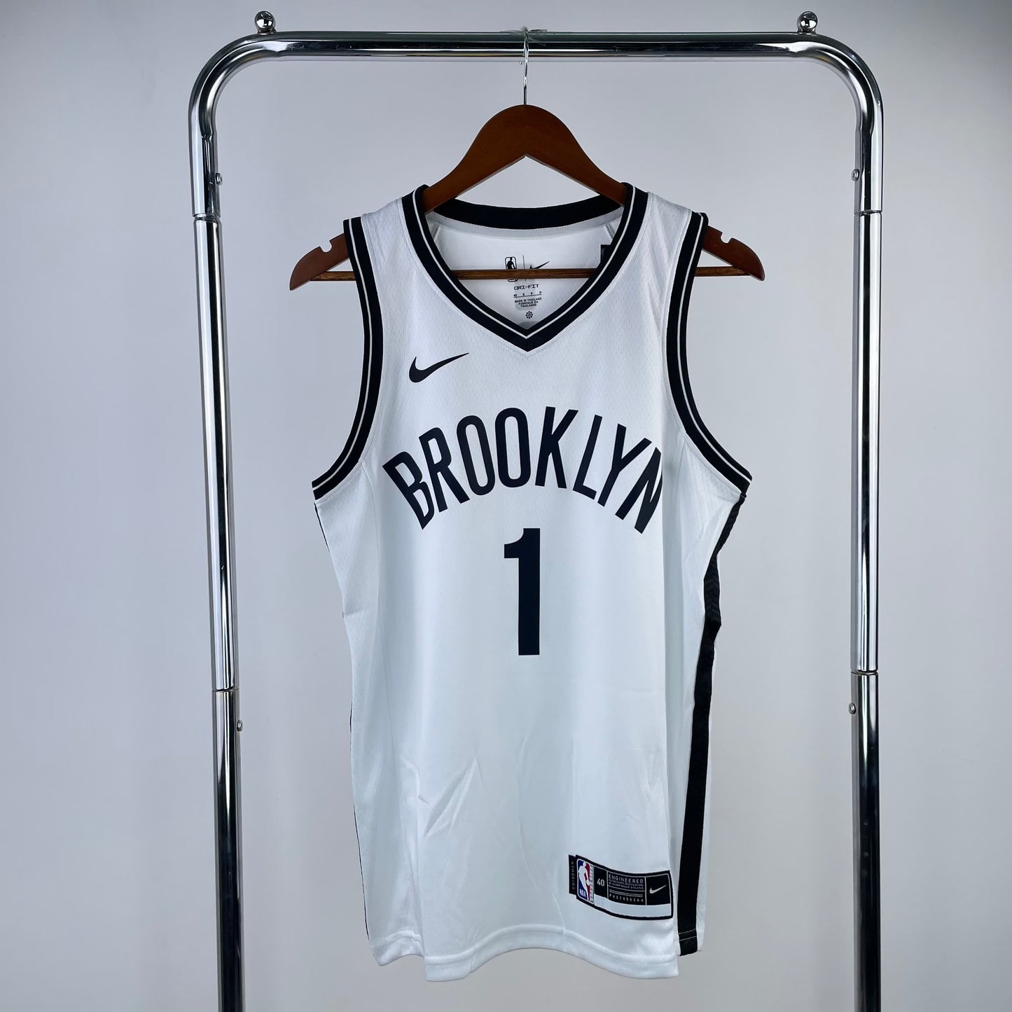 Nets V-neck White No.1 Bridges