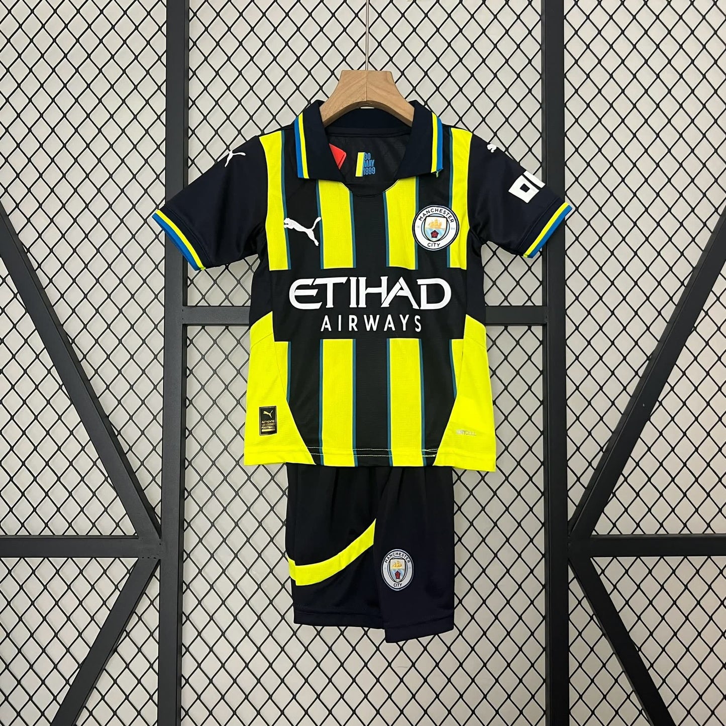 24/25 Kids Manchester City away Size: 16-28