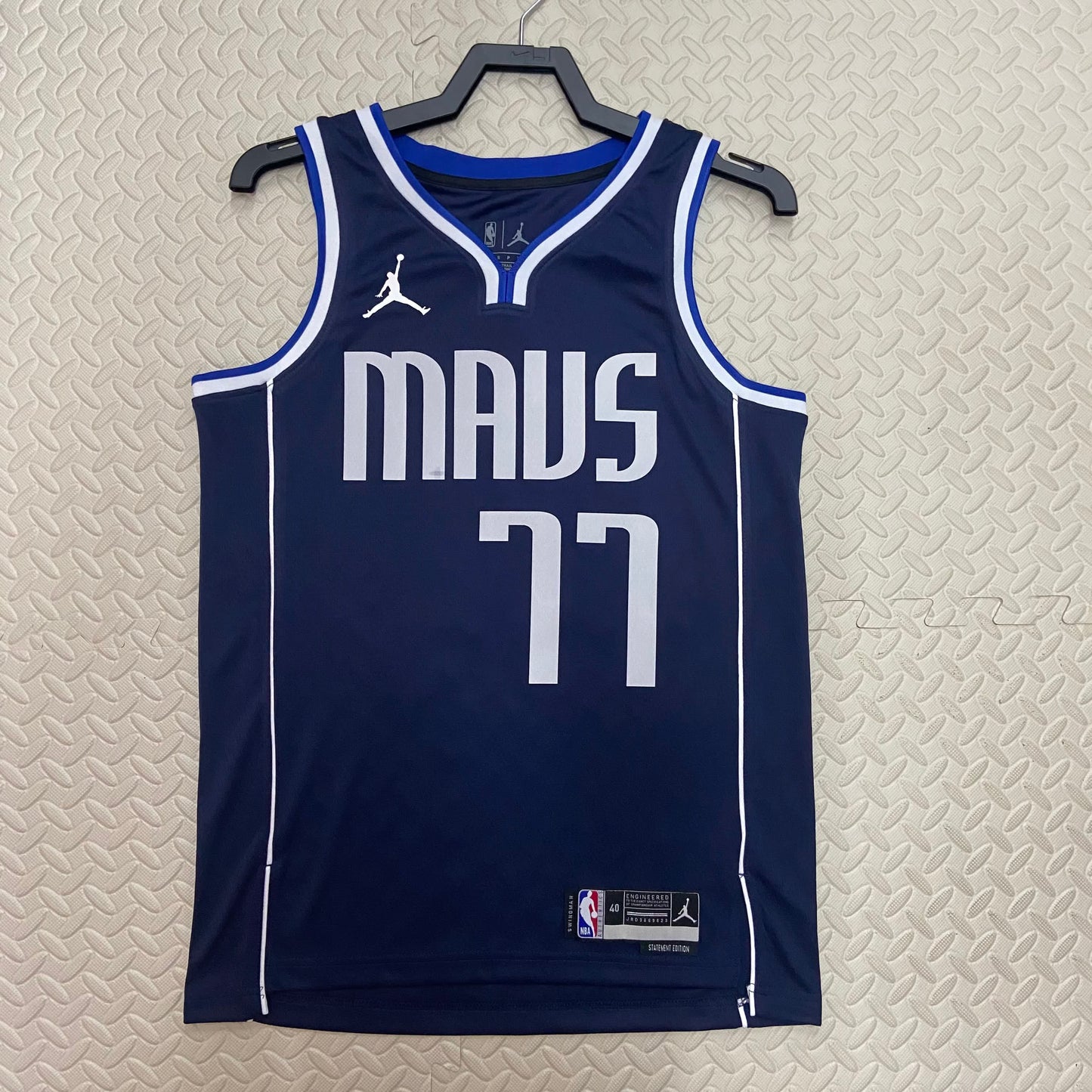 23 Season Mavericks Flying Man Limited No. 77 Doncic