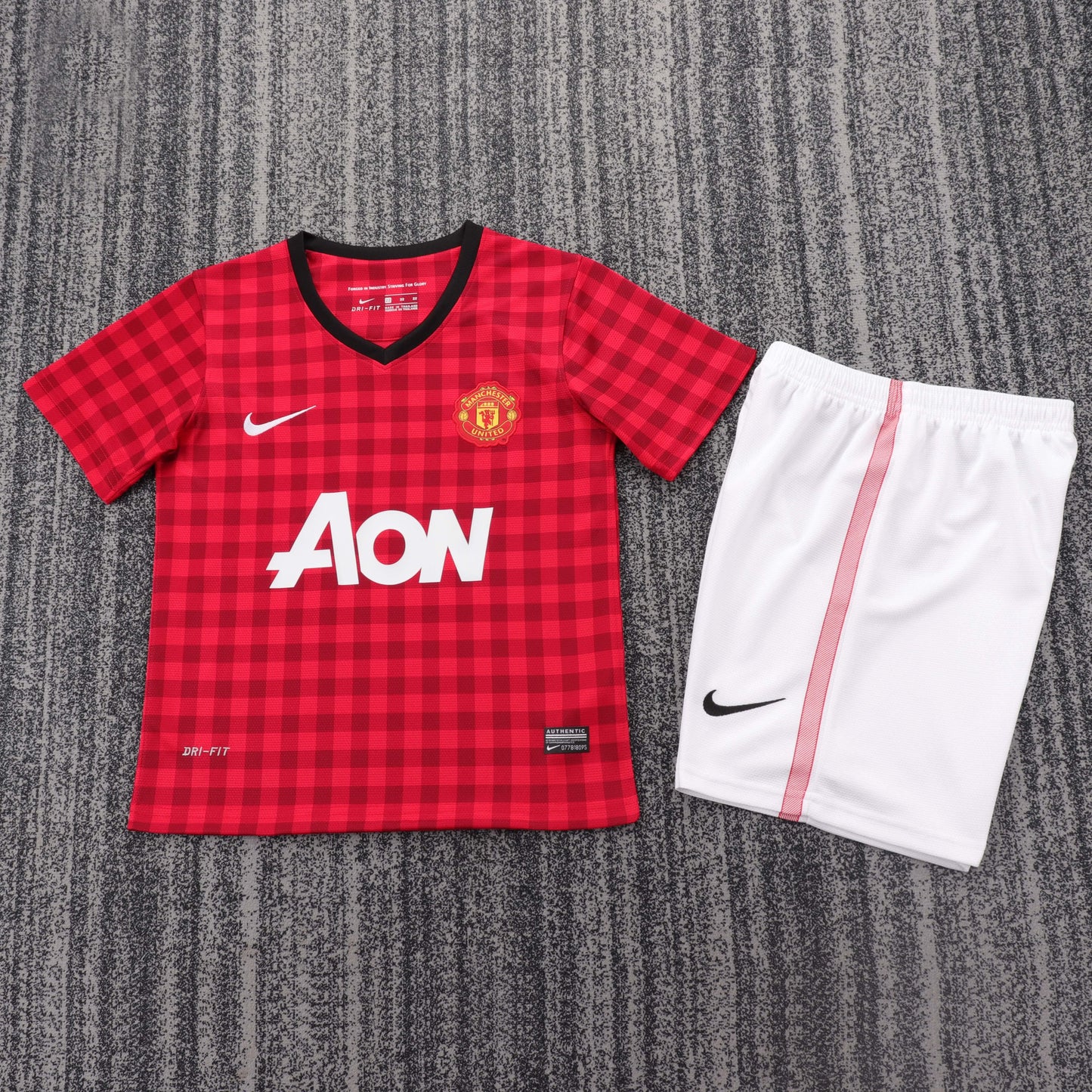 Retro Kids 12/13 Manchester United home size: 16-28