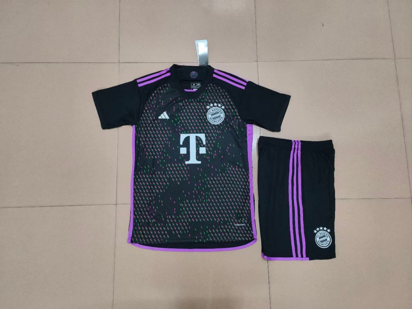 23/24 Bayern away set