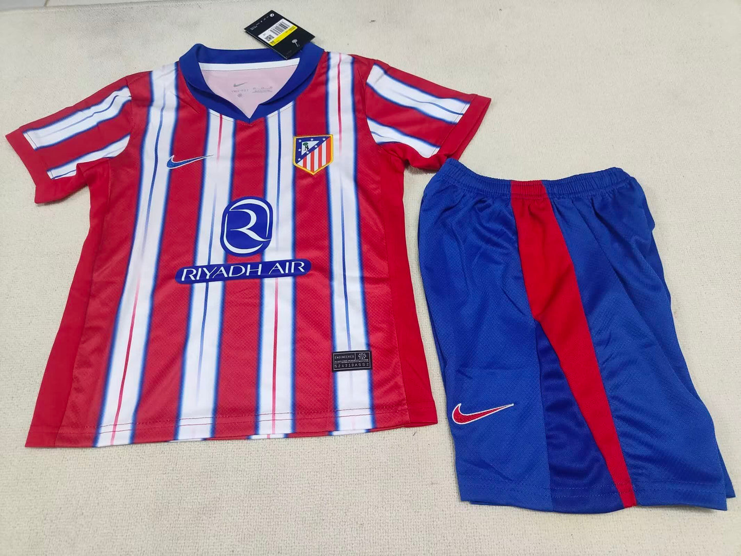 24/25 Kids Atletico Madrid home size: 16-28