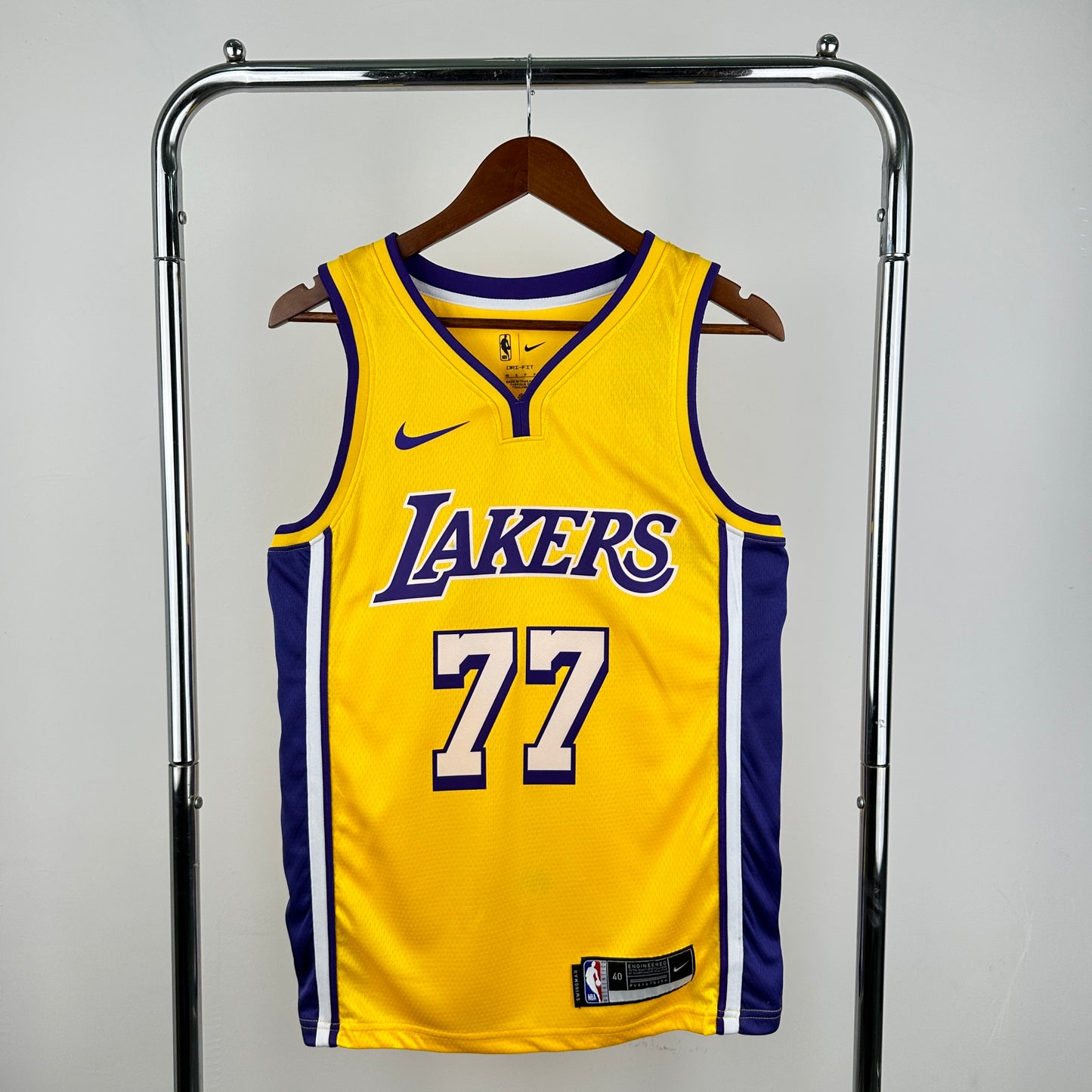 Lakers V-neck Yellow 77 # Don?i? S-XXL