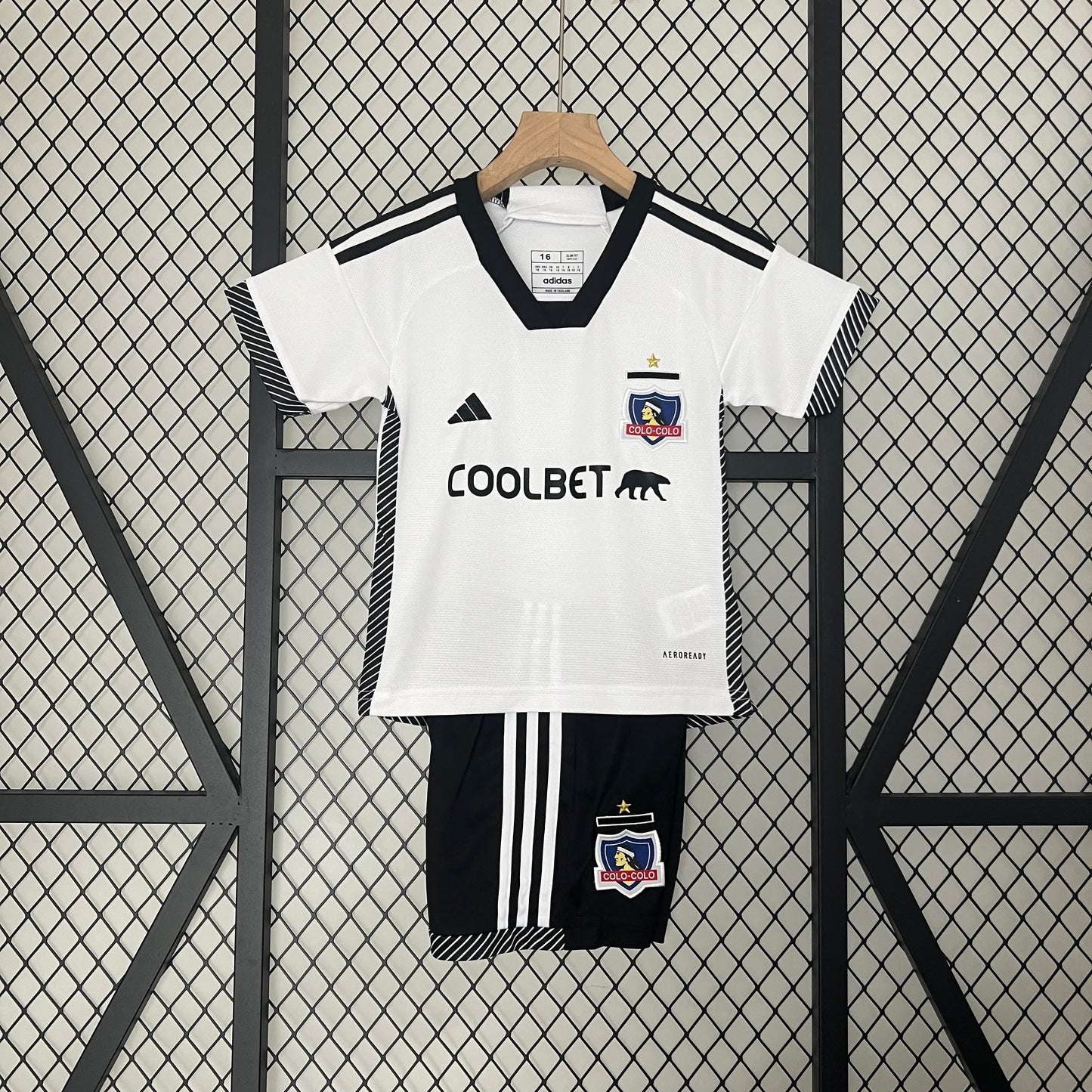 24/25 kids Colo Colo home size: 16-28