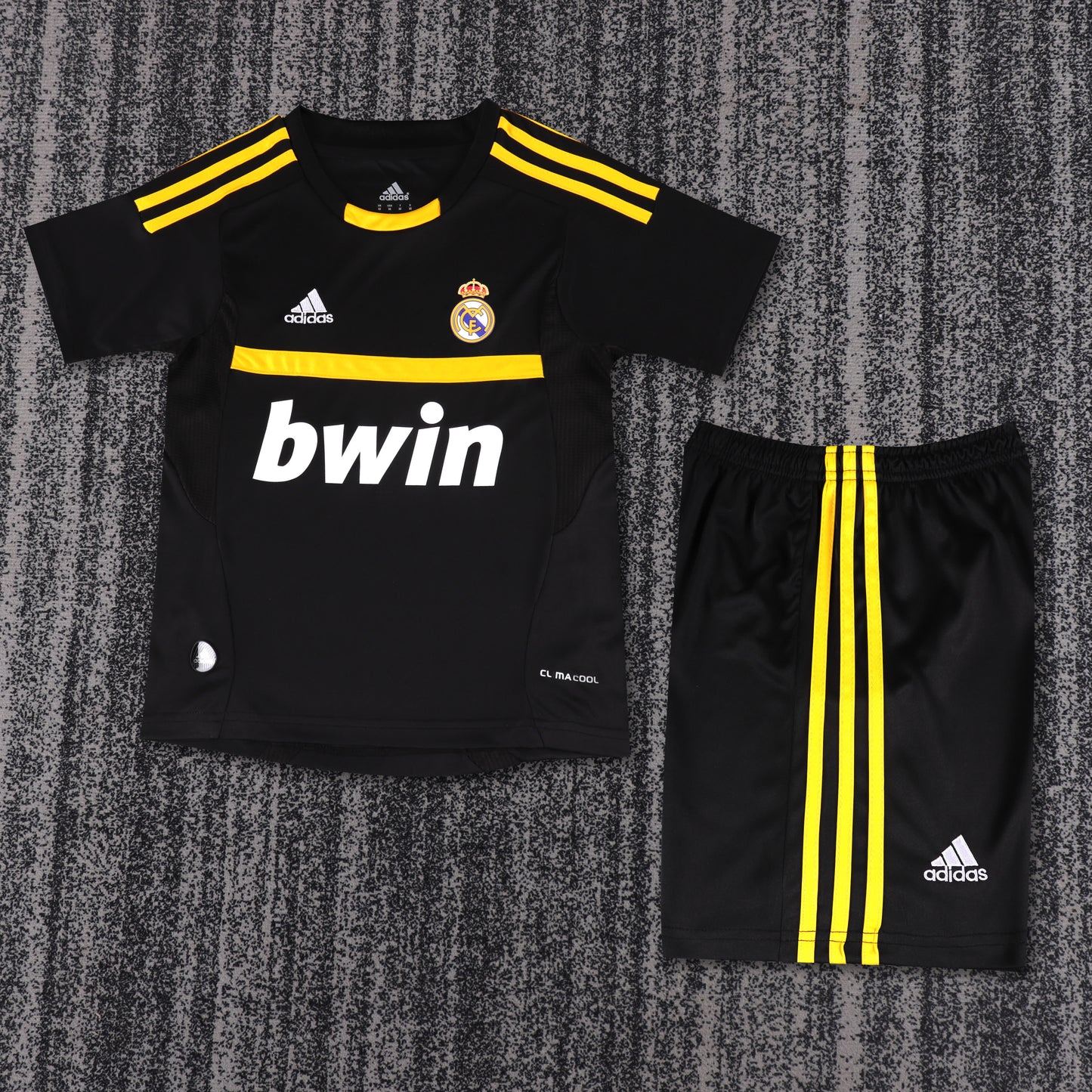 Retro Kids 2011/12 Real Madrid Black Goalkeeper Size: 16-28