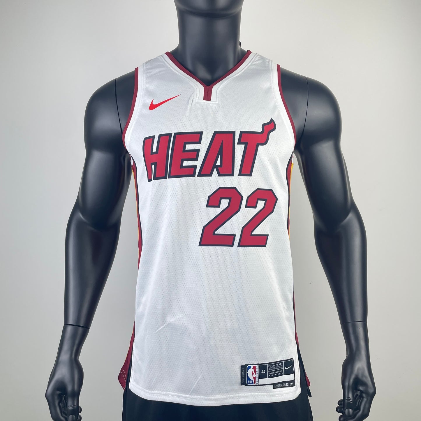 Heat V-neck White 22 Butler