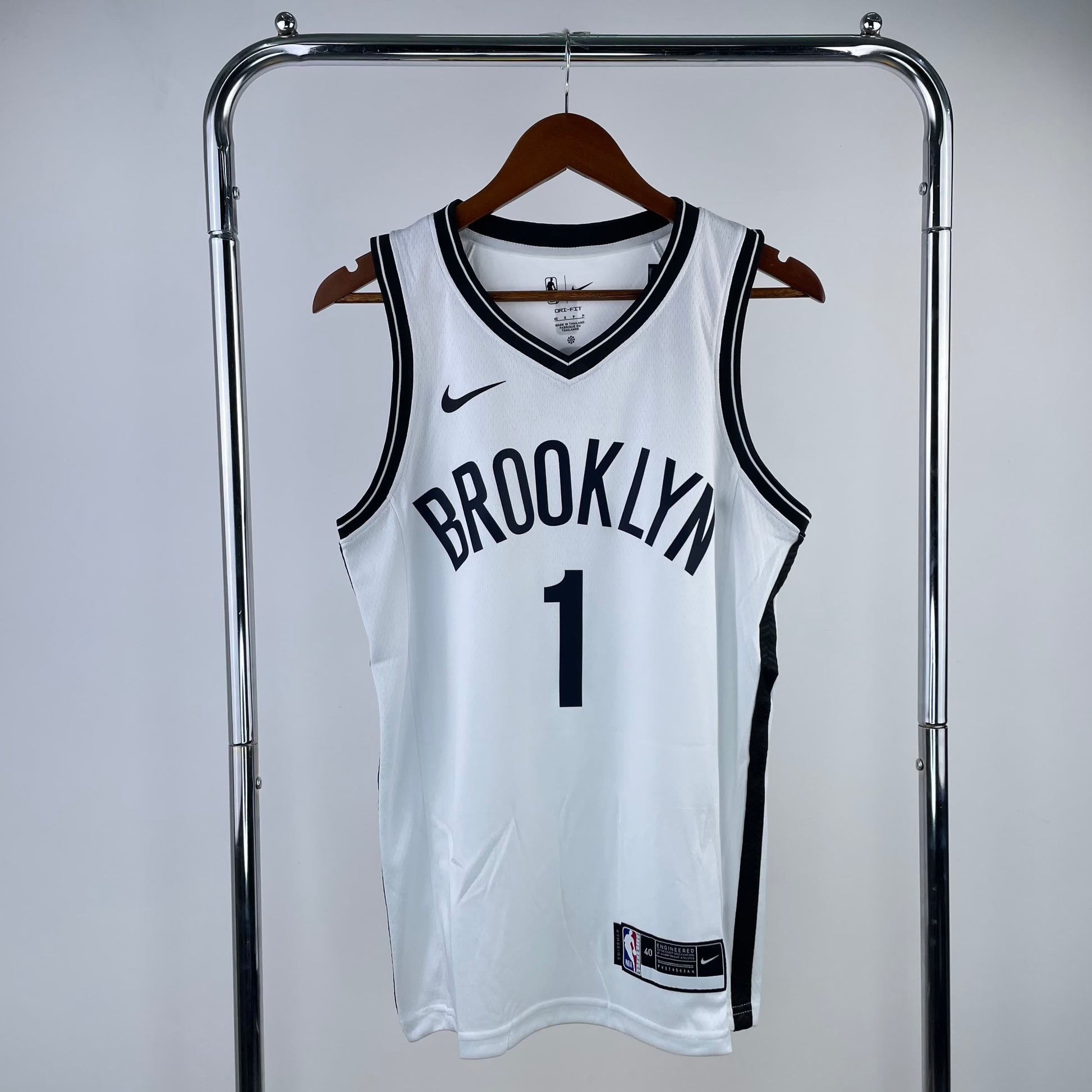 Nets V-neck White No.1 Bridges