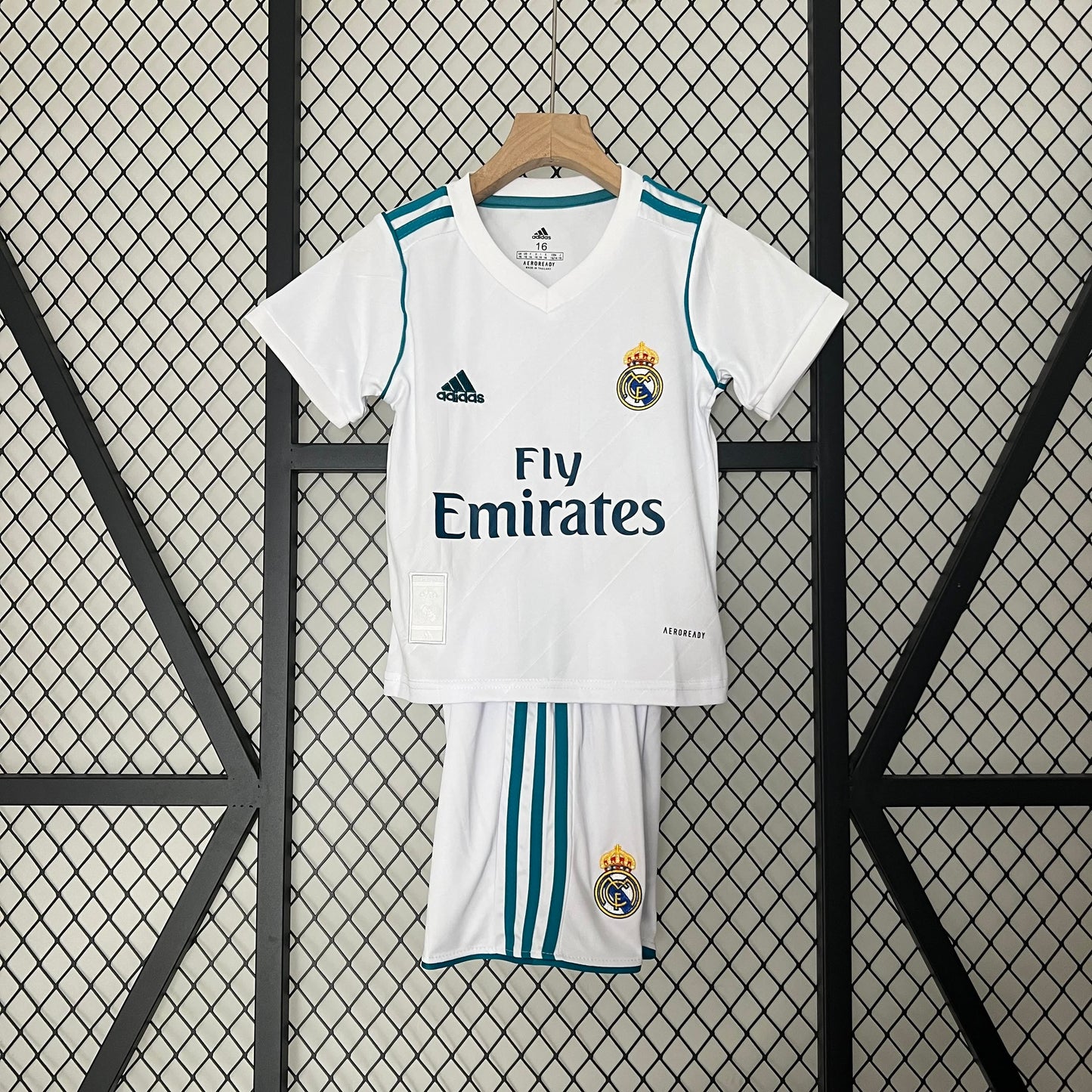 Kids # 17/18 Retro Real Madrid Home
