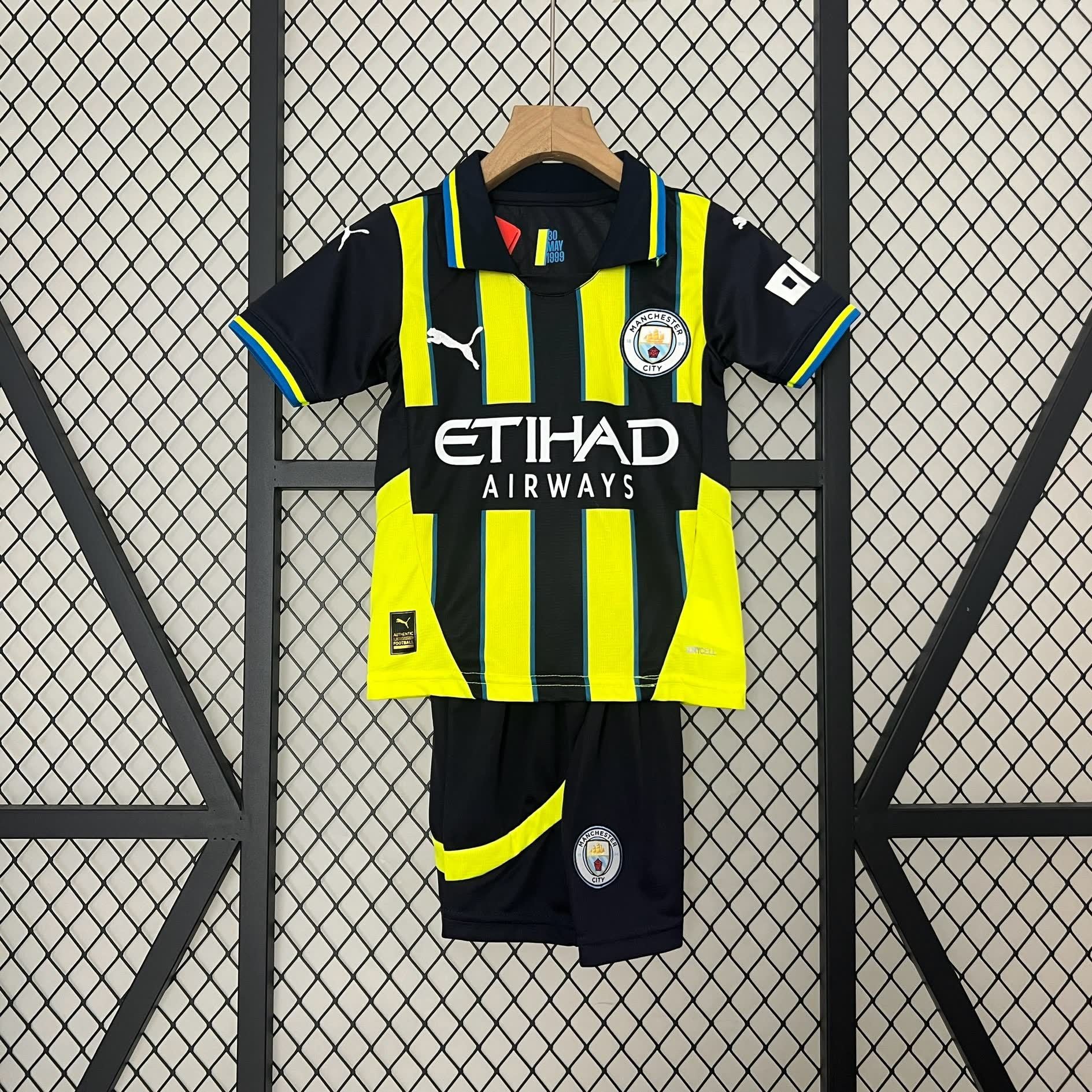24/25 Kids Manchester City away Size: 16-28