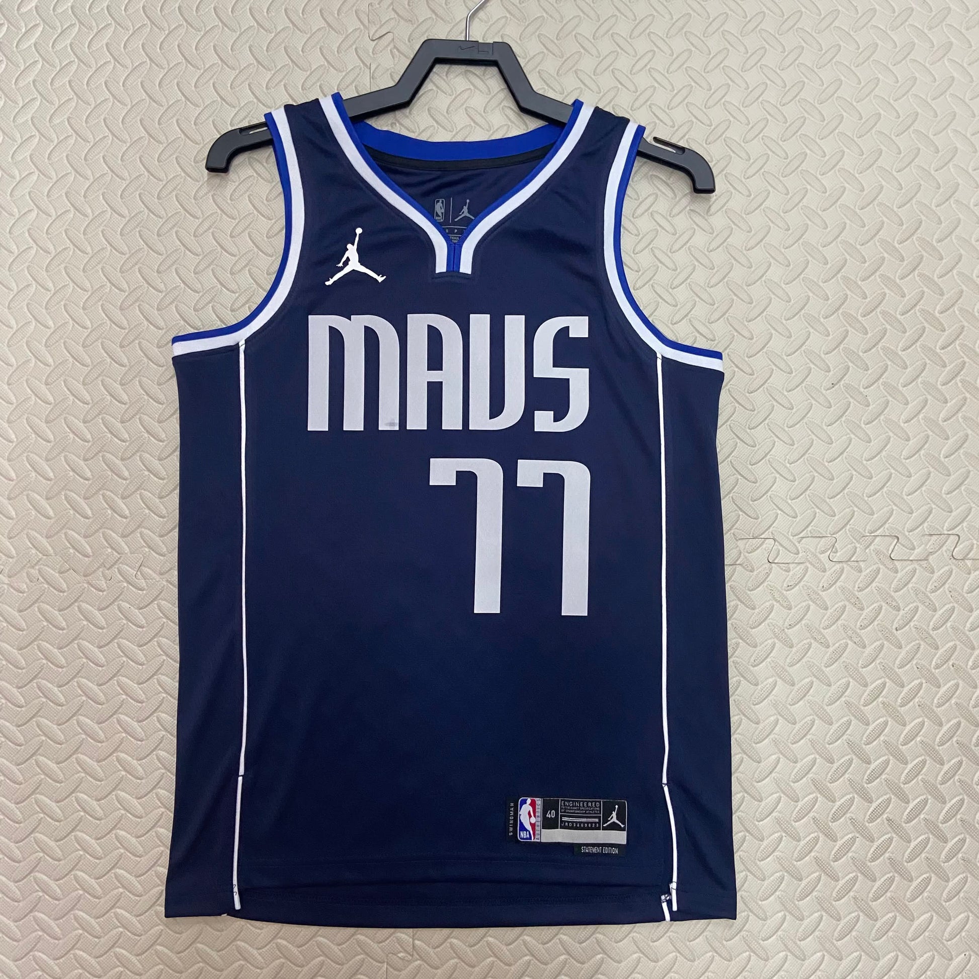 23 Season Mavericks Flying Man Limited No. 77 Doncic