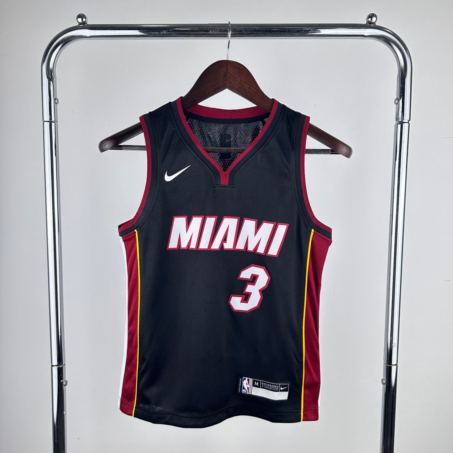 NBA Kids: Heat V-neck Black Size 3 Wade