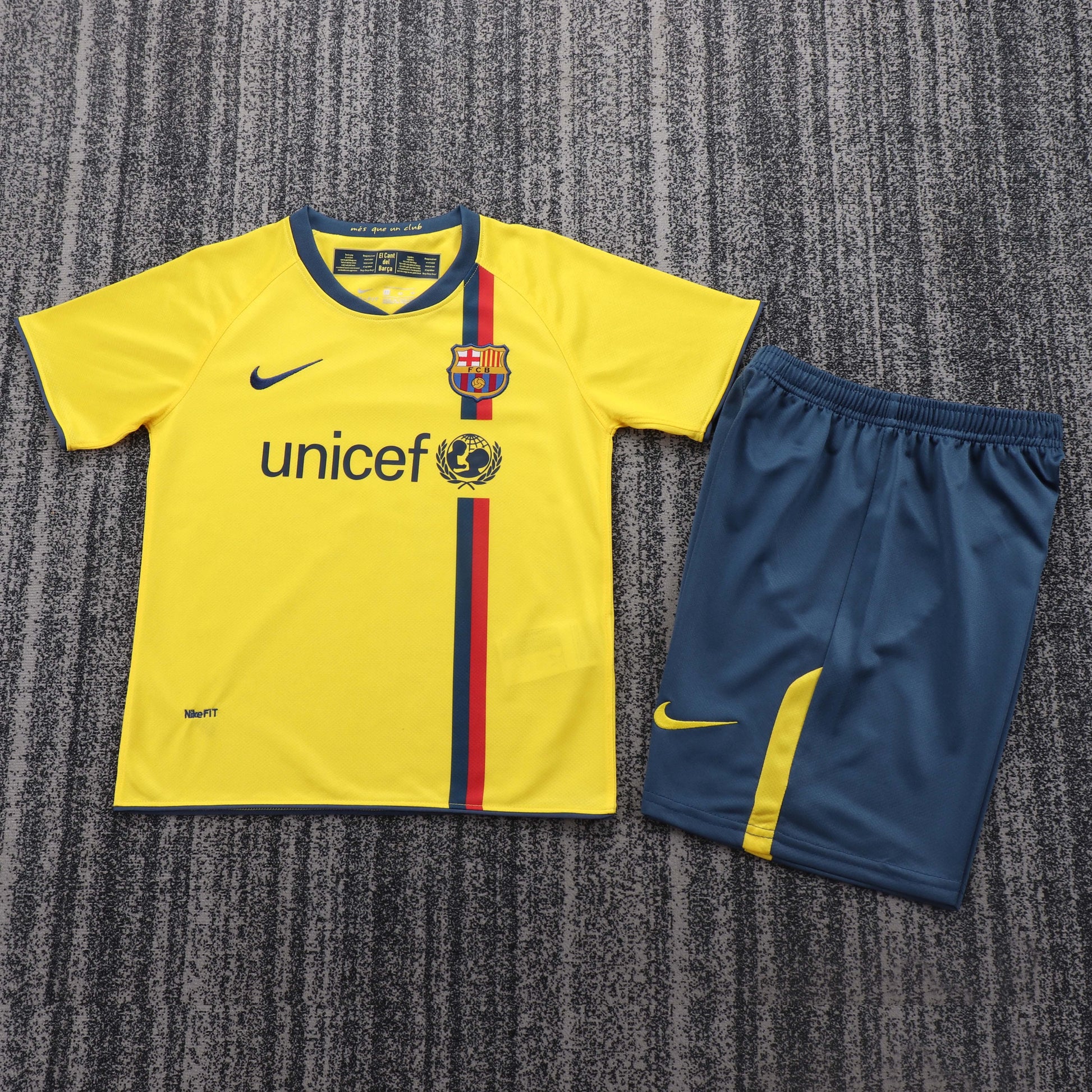 Retro Kids 08/09 Barcelona away size: 16-28