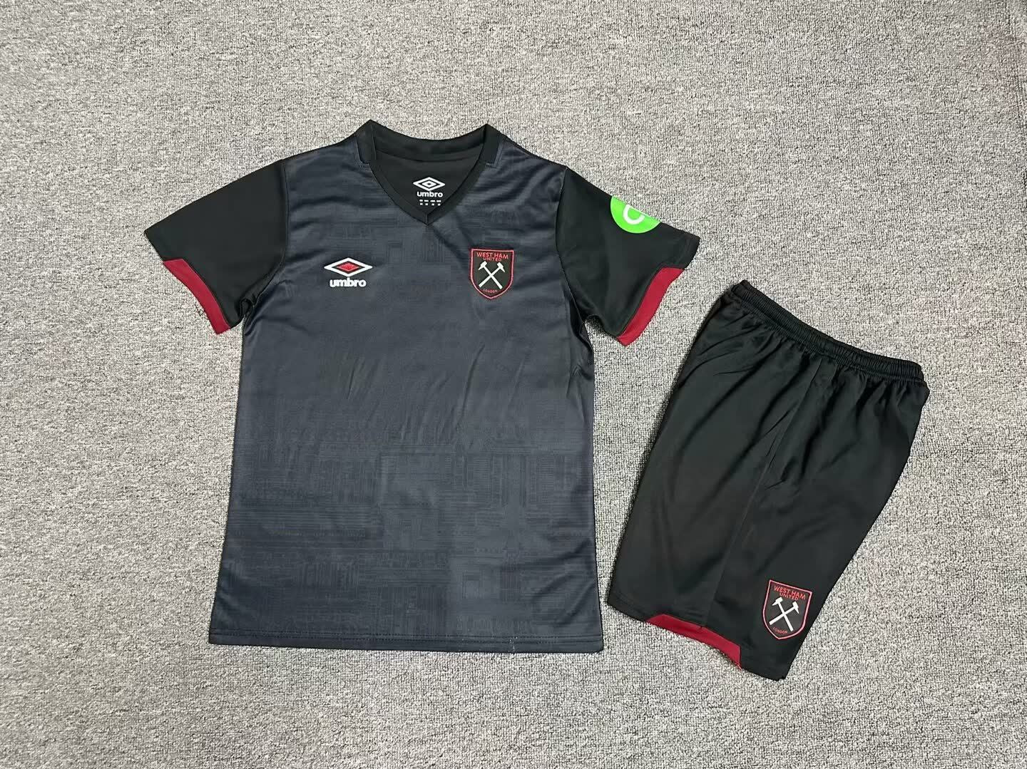 24/25 Kids West Ham away Size: 16-28