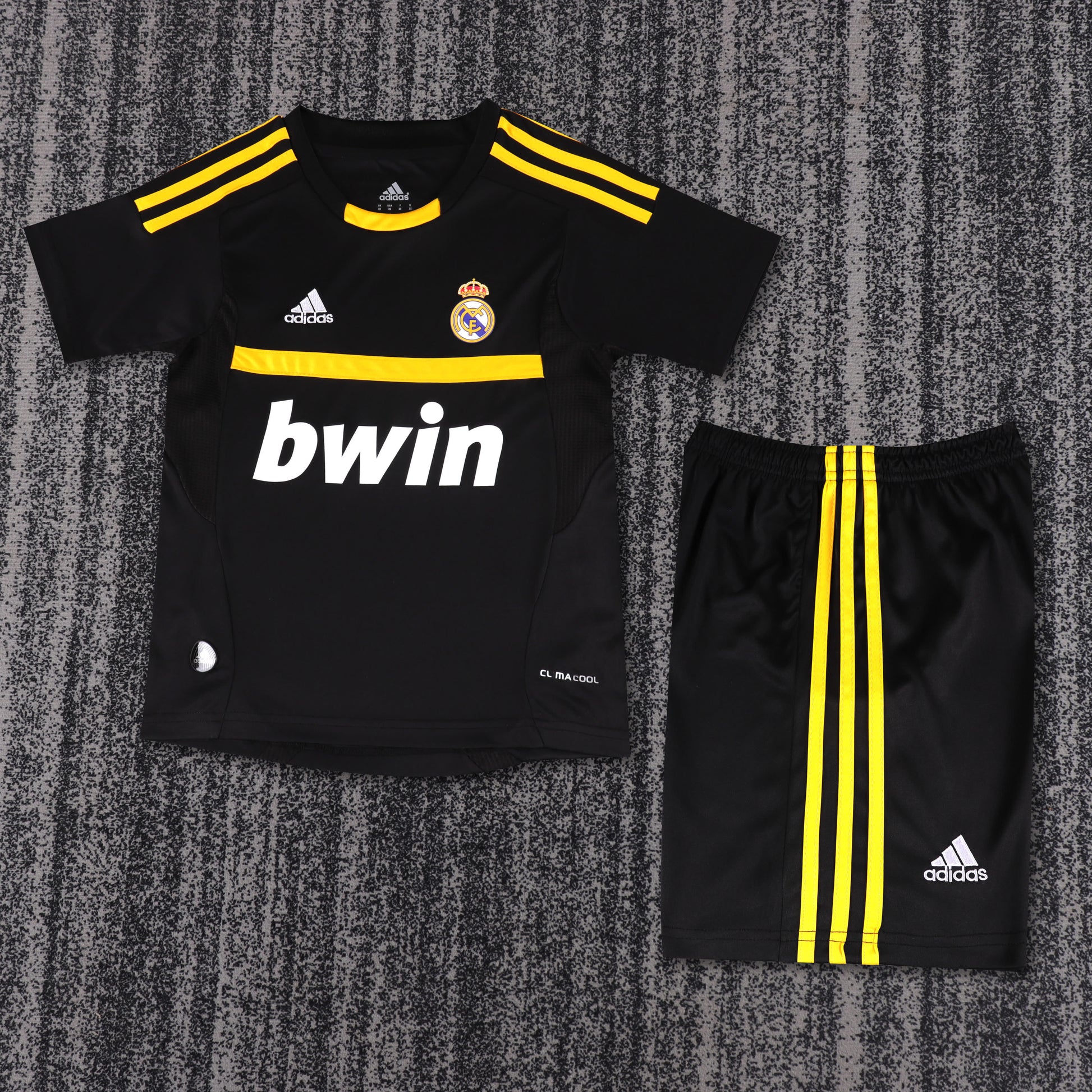 Retro Kids 2011/12 Real Madrid Black Goalkeeper Size: 16-28