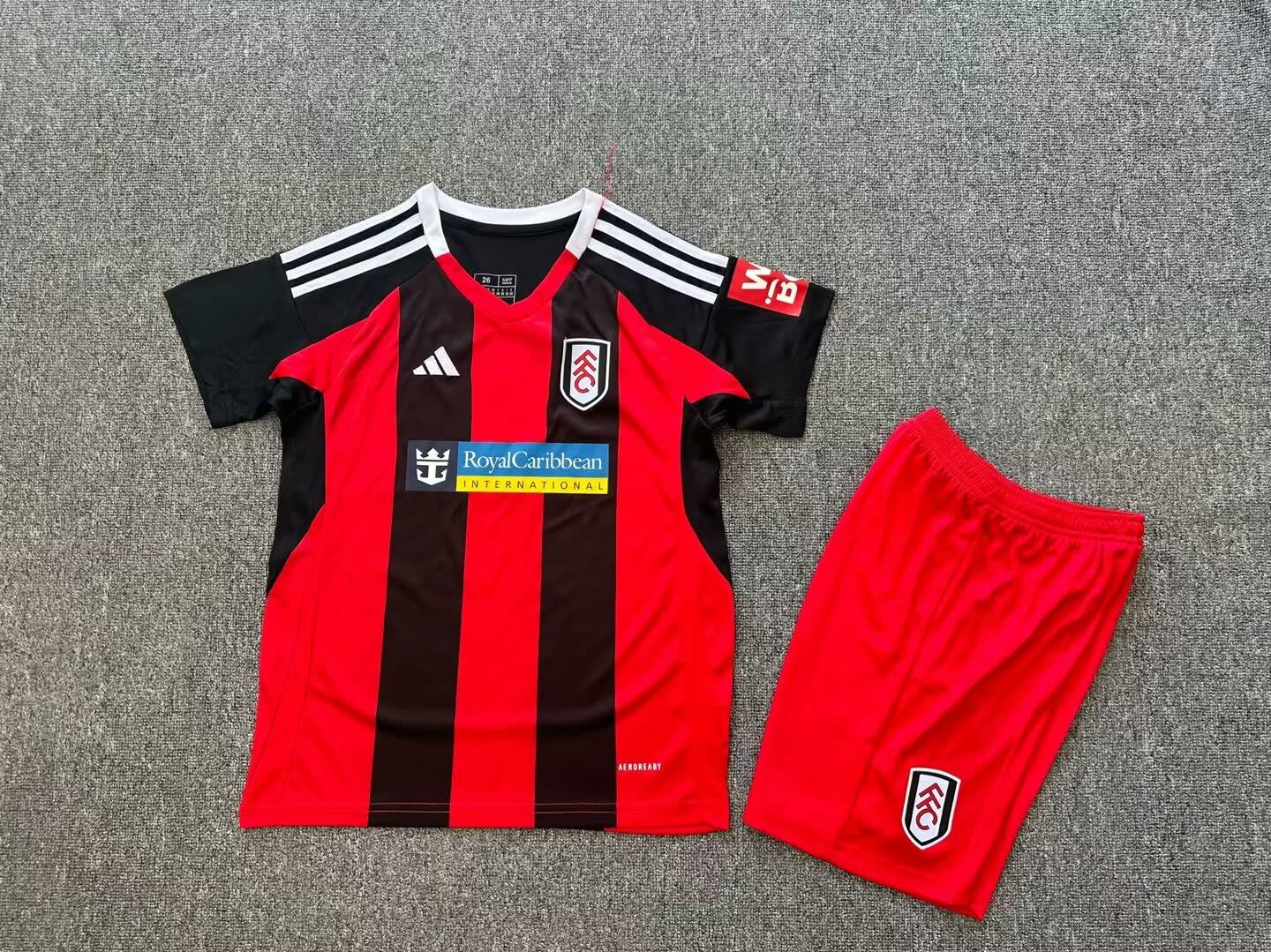 24/25 Kids Fulham away Size: 16-28
