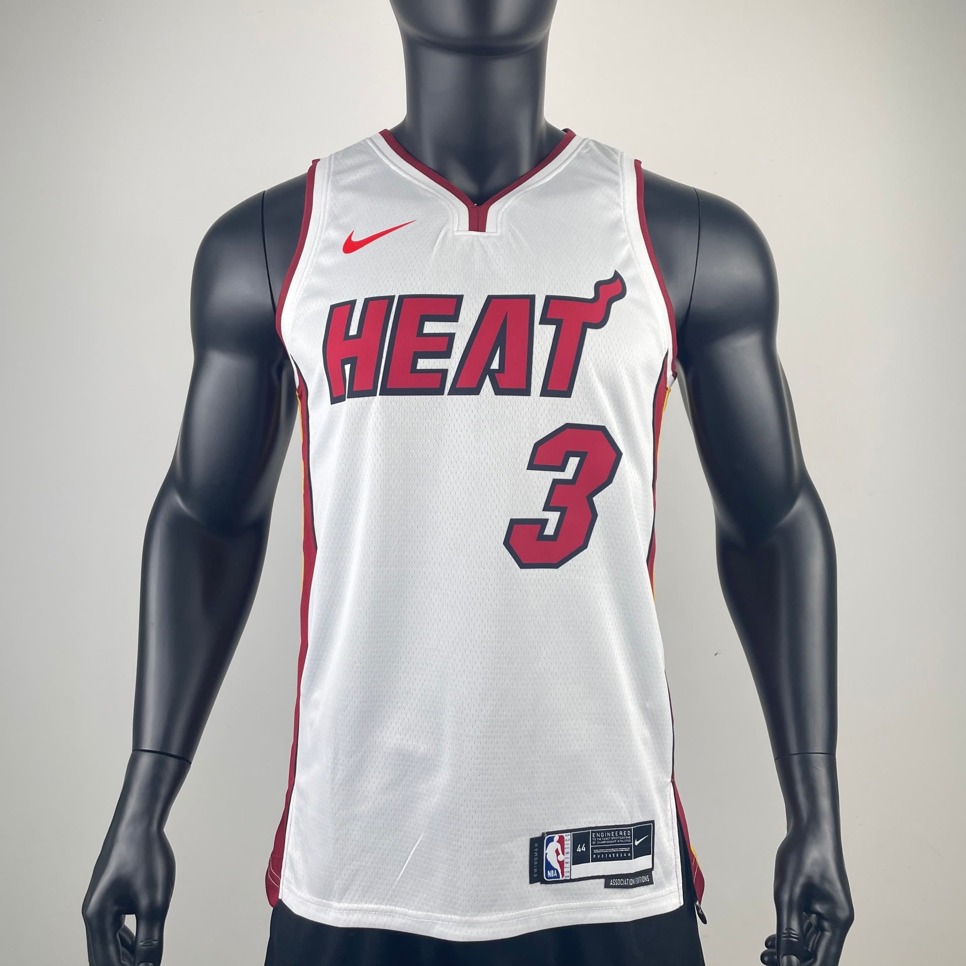 Heat V-neck White 3 Wade