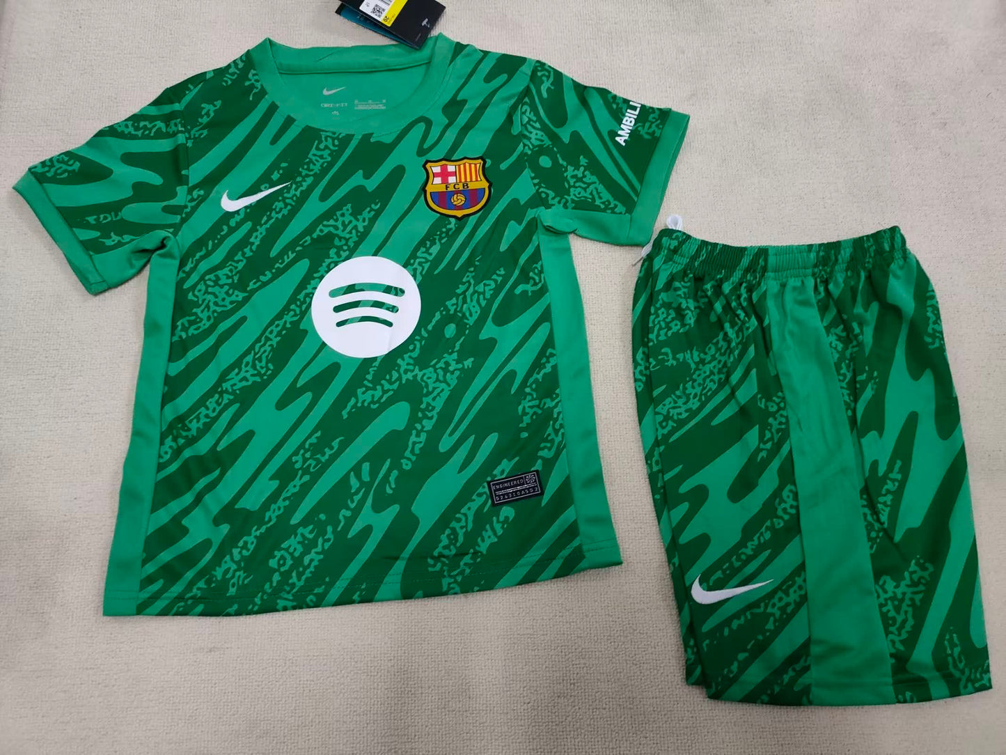 24/25 Kids Barcelona Green Goalkeeper Size: 16-28